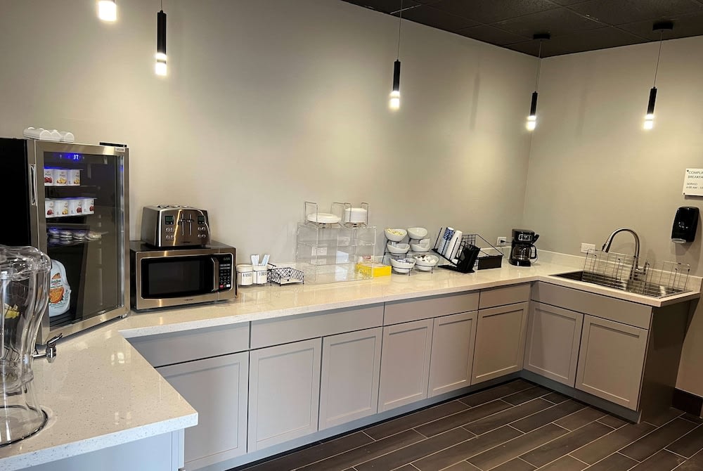Ramada by Wyndham Studio Suites Dothan 1