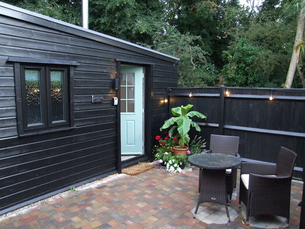 Charming Woodland Lodge 2 Person 1 Bedroom 1