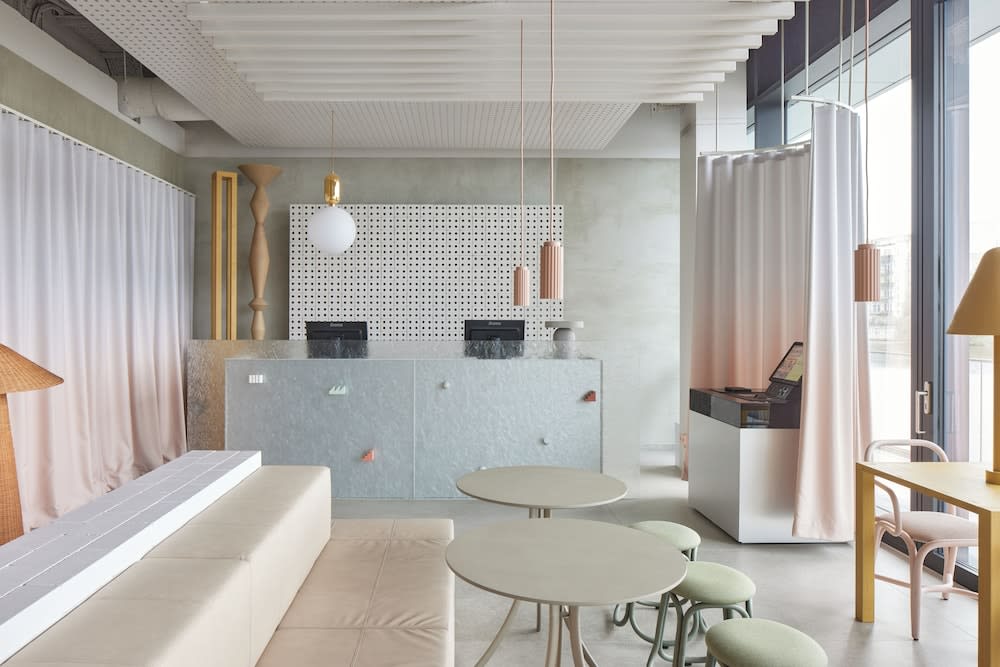 Locke at East Side Gallery 3