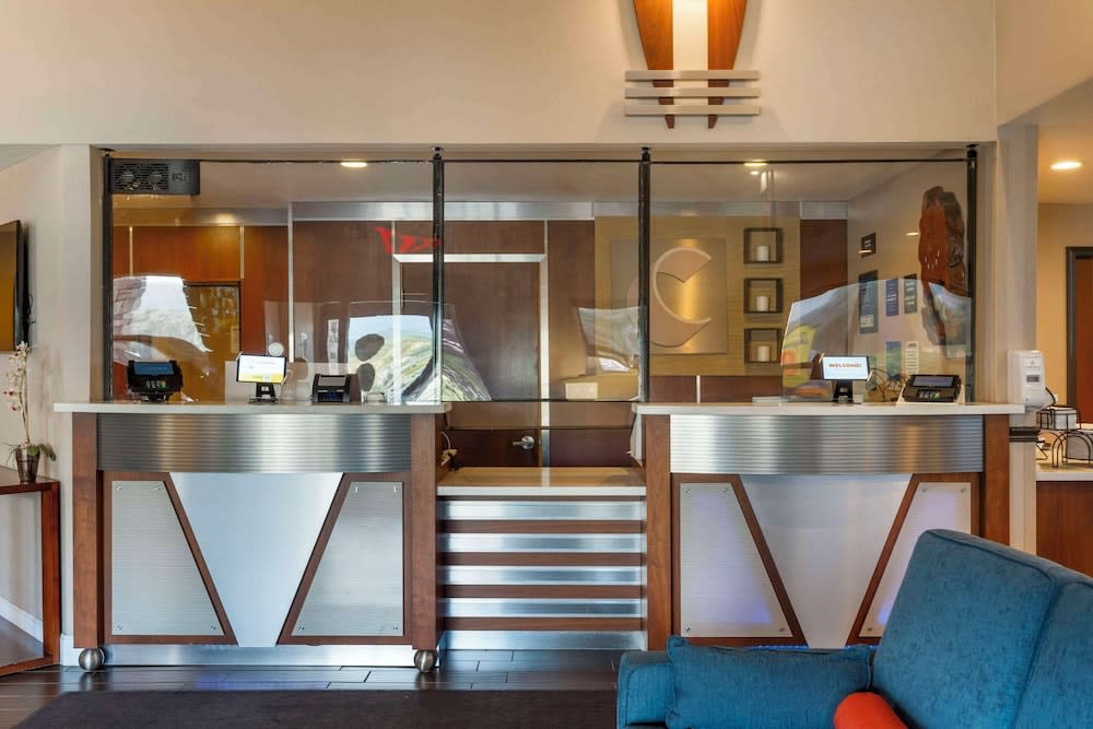 Comfort Inn & Suites Redwood Country 2