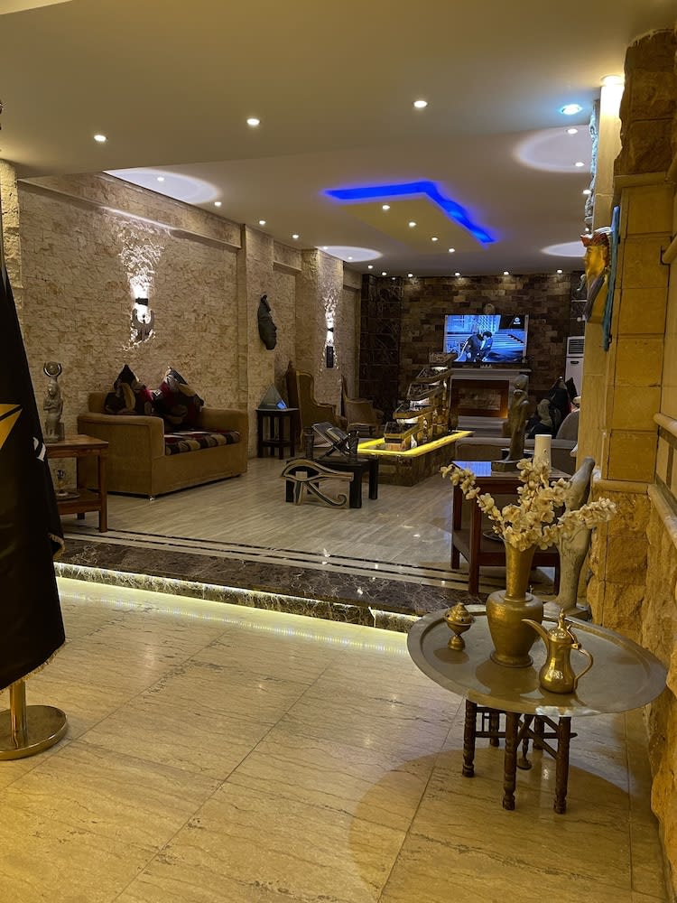 Sahara Pyramids Inn 5