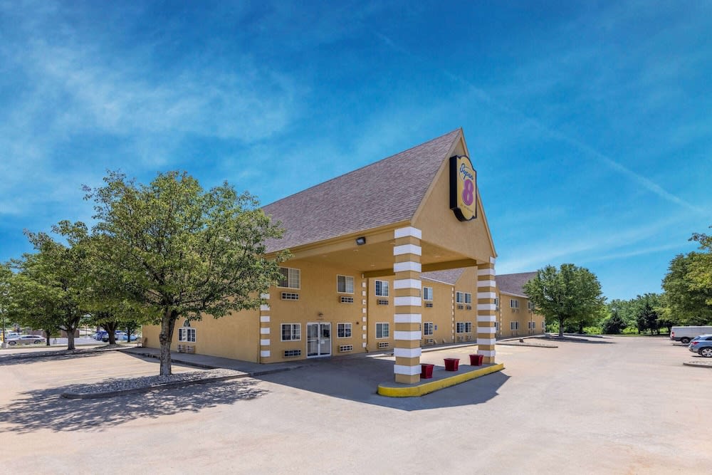 Super 8 by Wyndham De Soto 1