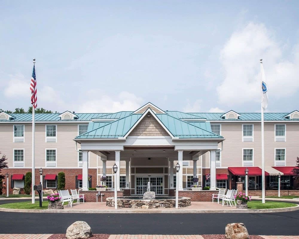Comfort Inn & Suites Sturbridge-Brimfield 1