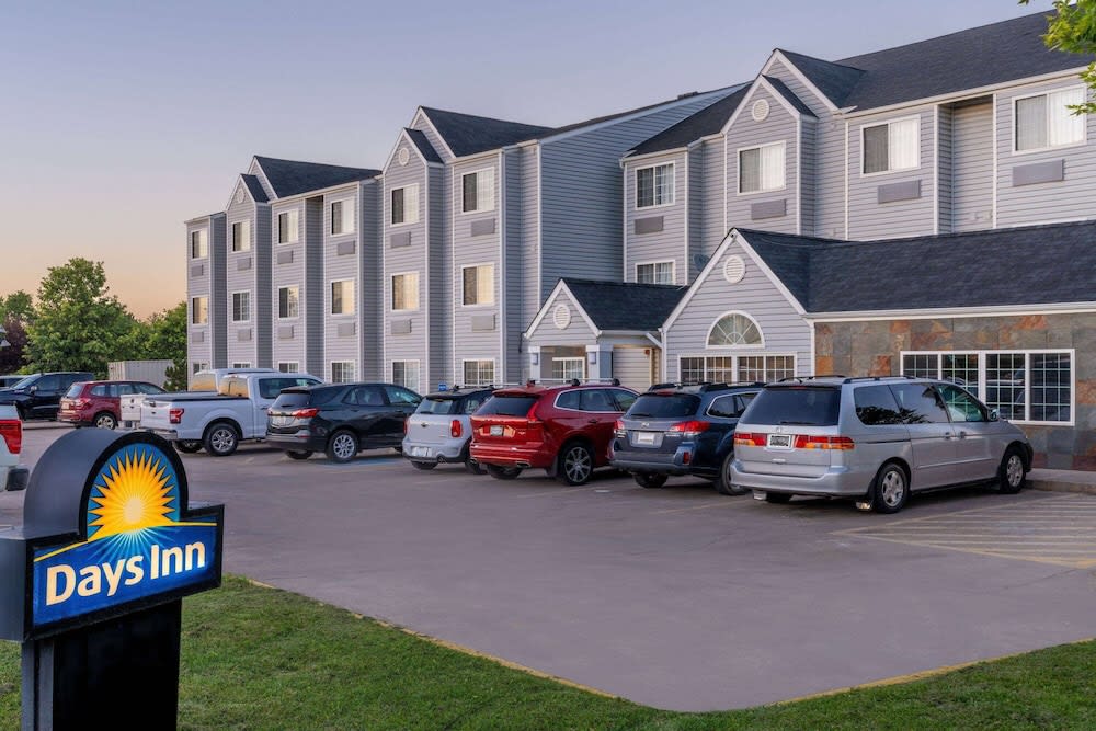 Days Inn & Suites by Wyndham Greeley 1