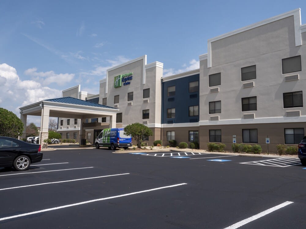 Holiday Inn Express & Suites GREENVILLE AIRPORT by IHG 1