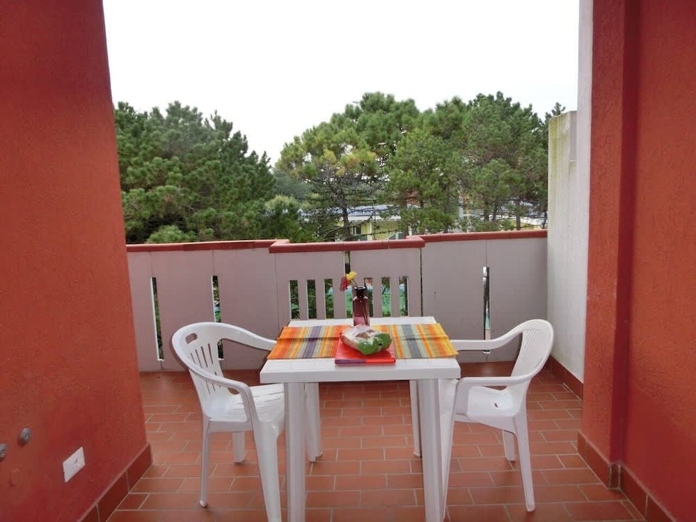 Your Flat Just a Short Walk From Pluto Beach 1