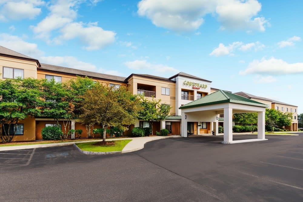 Courtyard by Marriott Manchester-Boston Regional Airport 1