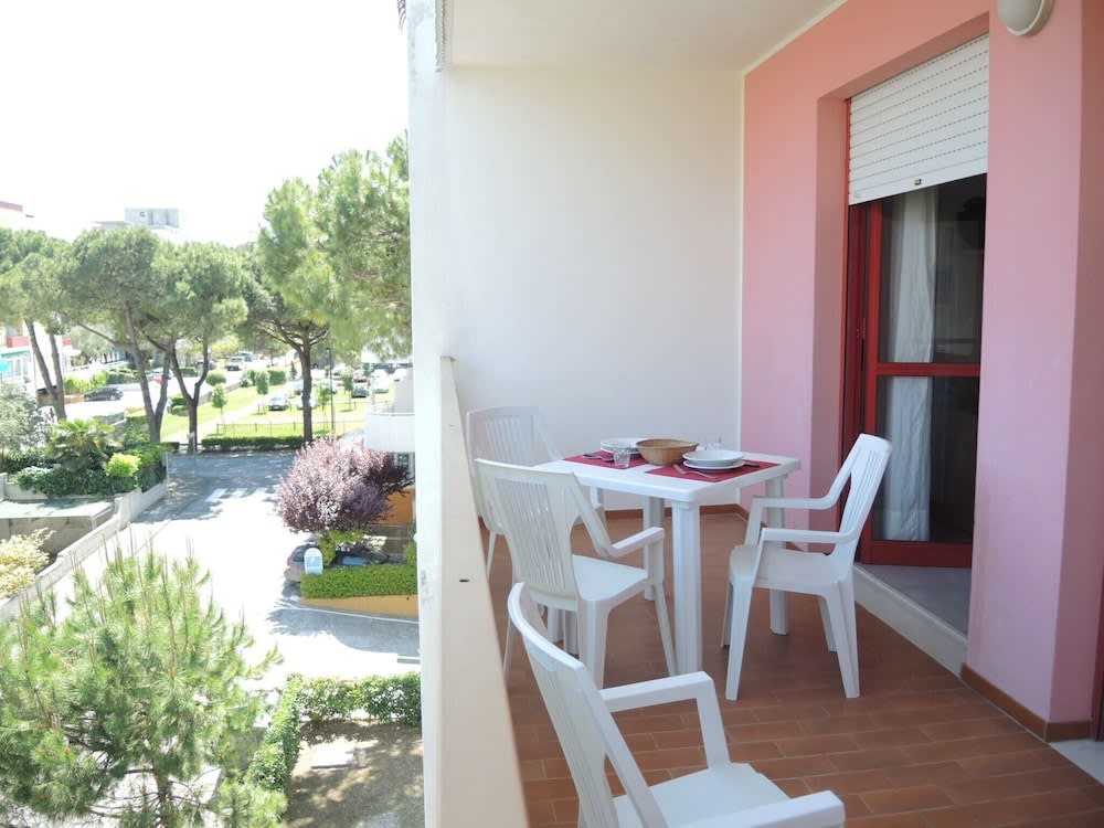 Renewed two-roomed flat with swimming pool 1