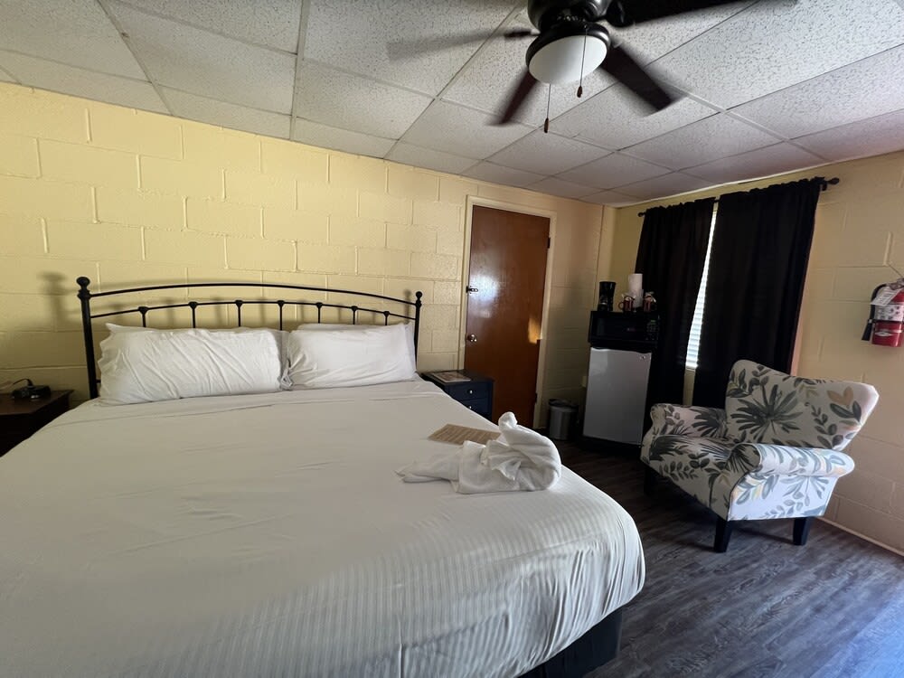 Ji4, King Guest Room at the Joplin Inn at Entrance to the Resort by Redawning 4