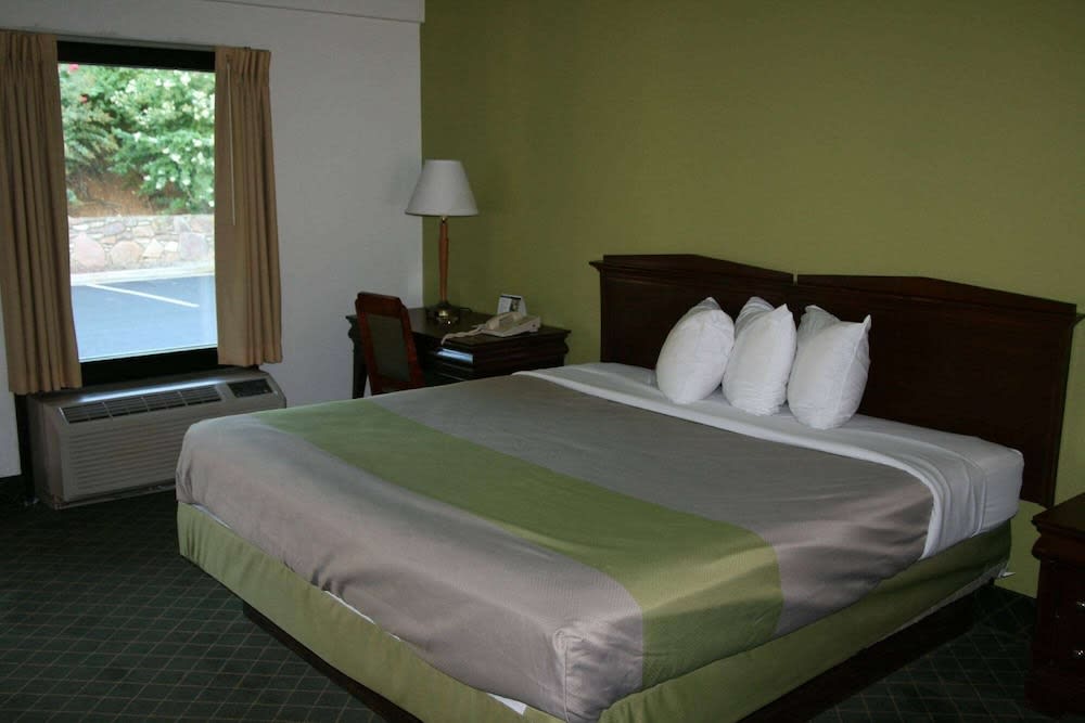 Travelodge by Wyndham Roanoke 2