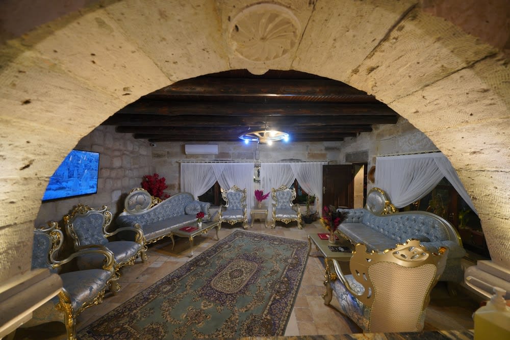 Holiday Cave Hotel 4