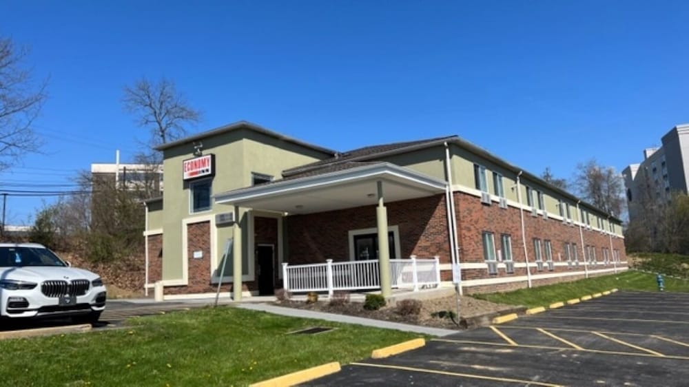 SUBURBAN STUDIO Pittsburgh Airport PA 1