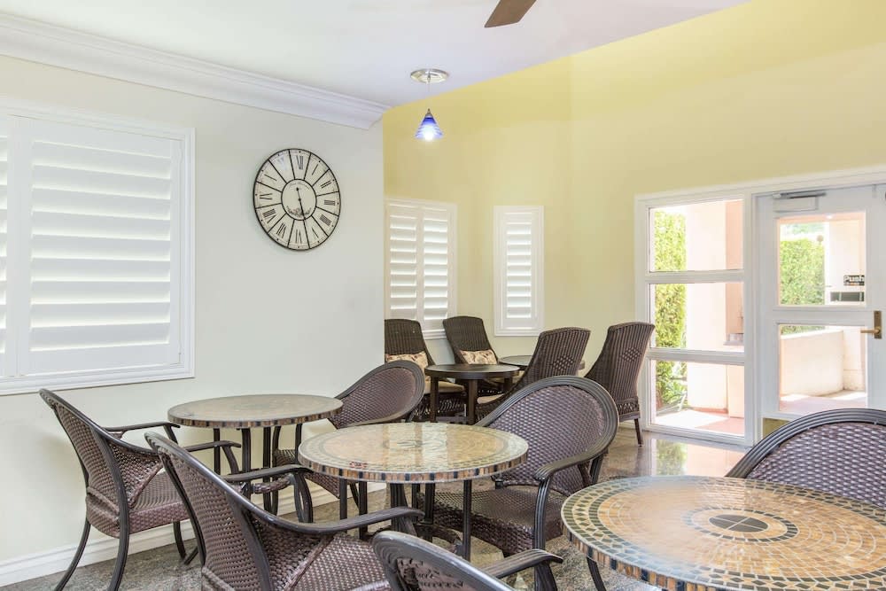 Days Inn by Wyndham Near City Of Hope 4