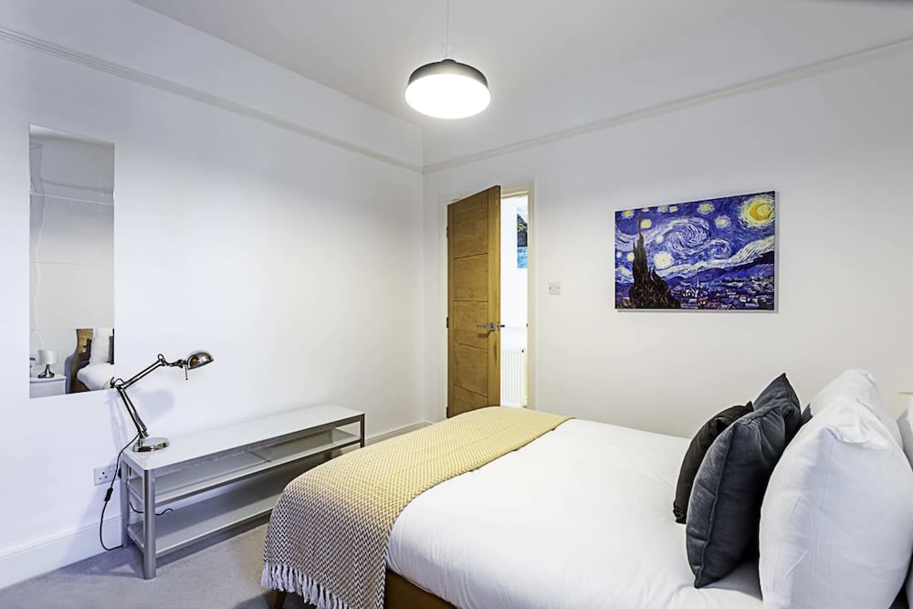 Cozy 2 Bed Apartment in Chiswick 2
