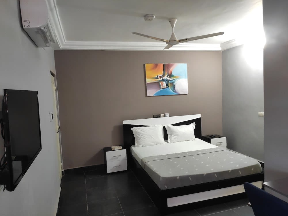 Royal Blue Guest House & Bar 2
