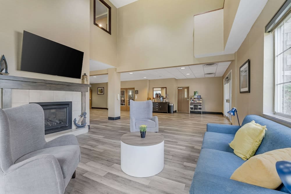 Comfort Suites Lake Geneva East 5