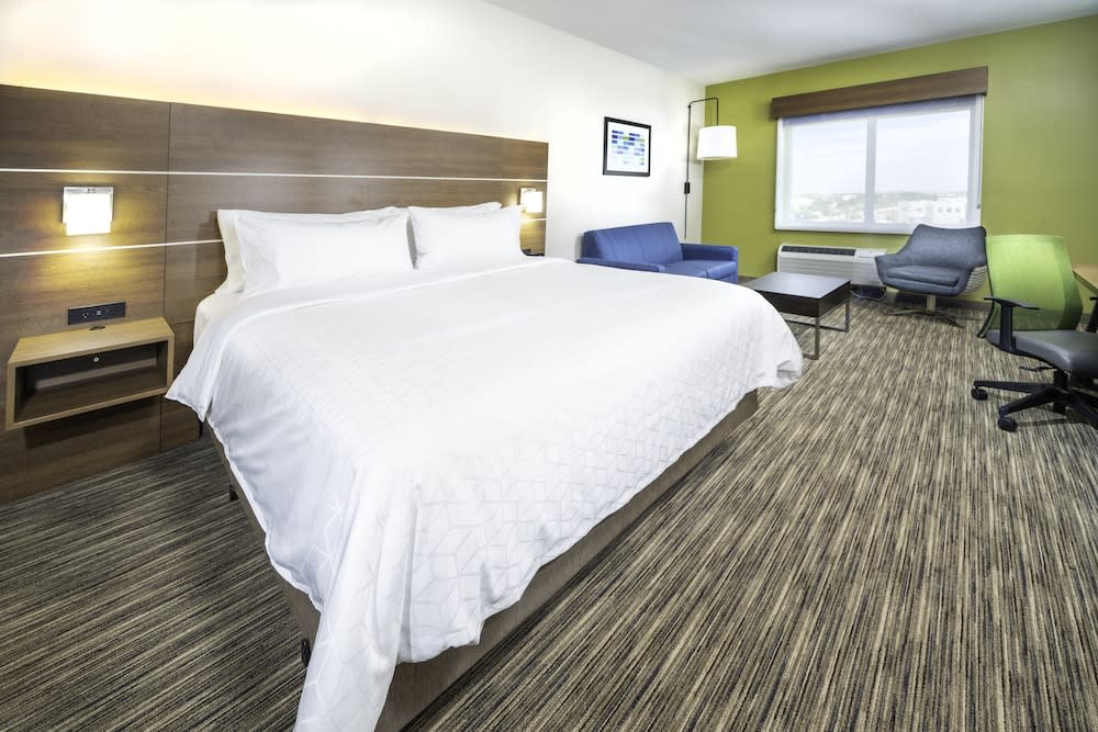 Holiday Inn Express & Suites Fort Myers Airport by IHG 4