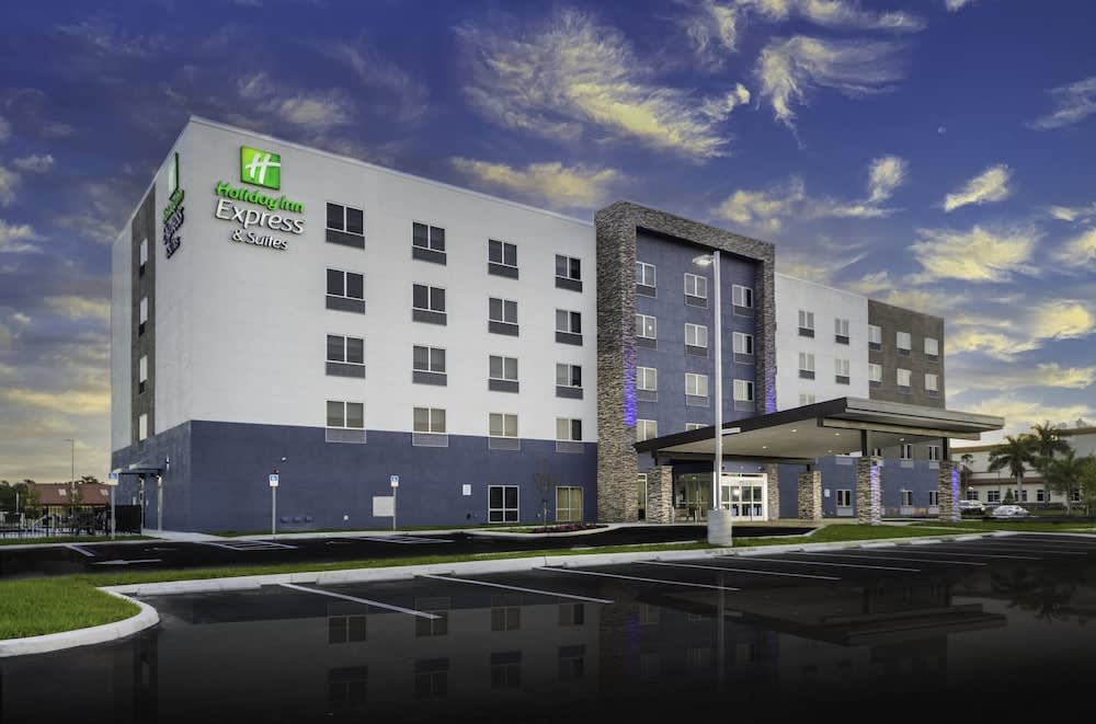 Holiday Inn Express & Suites Fort Myers Airport by IHG 1