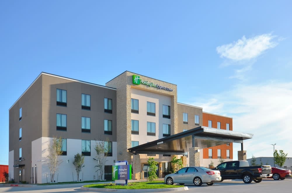 Holiday Inn Express & Suites Oklahoma City Mid - Arpt Area by IHG 1