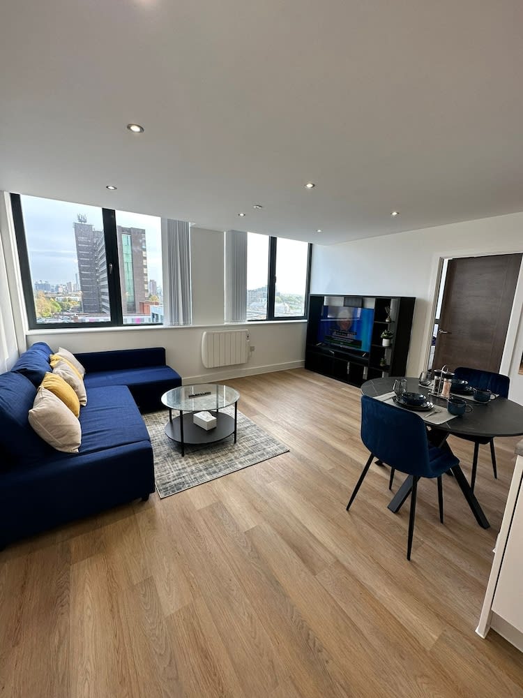 1 Bed Apartment near Old Trafford with Free car park 1