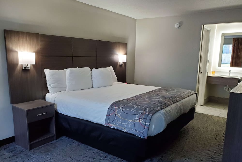 Days Inn & Suites by Wyndham Charleston Airport West 1