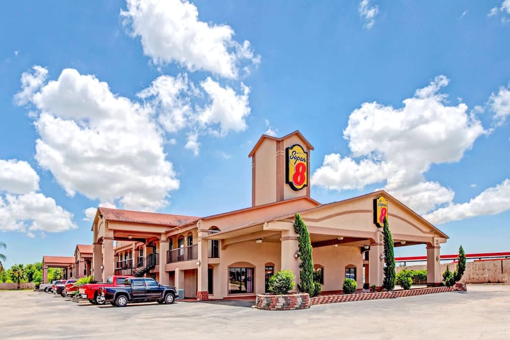 Super 8 by Wyndham Mont Belvieu - Baytown East 1