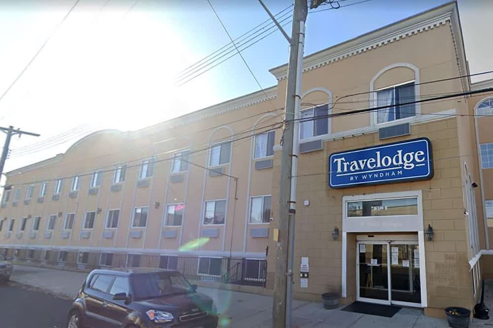 Travelodge by Wyndham Ozone Park 1