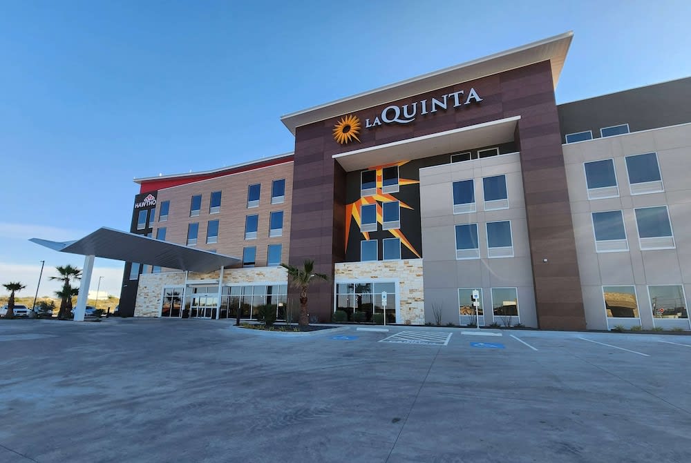 La Quinta Inn & Suites by Wyndham Del Rio 1