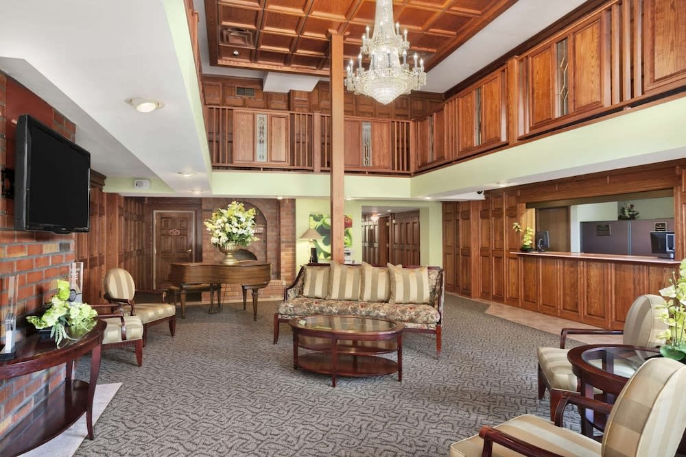 Ramada by Wyndham Saginaw Hotel & Suites 2