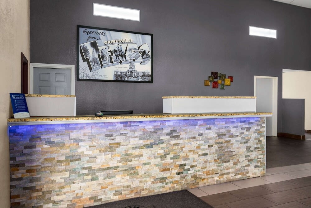 Super 8 by Wyndham Gainesville TX 3