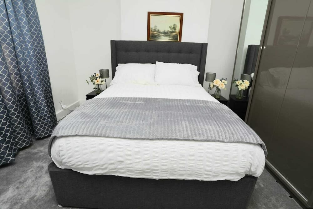 Impeccable 3-bed House in Plumstead, London 1