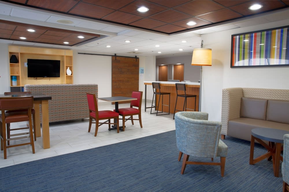 Holiday Inn Express & Suites Dayton-Huber Heights by IHG 2