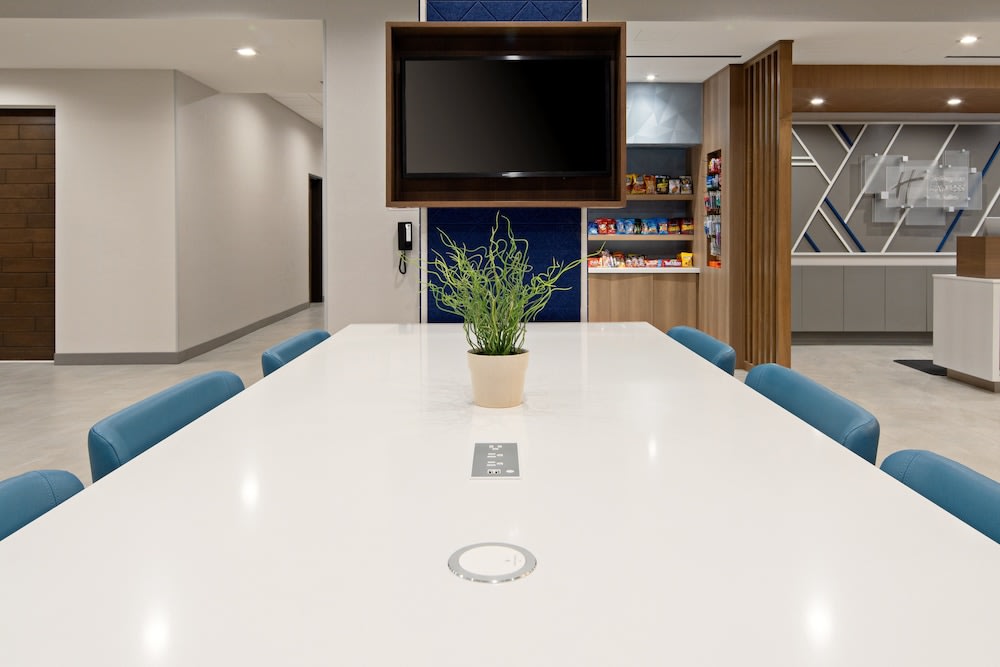 Holiday Inn Express & Suites Valencia - Santa Clarita by IHG 2