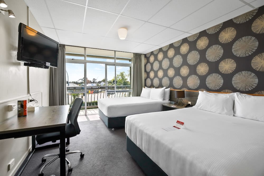 Heartland Ambassador Hotel Hamilton 1