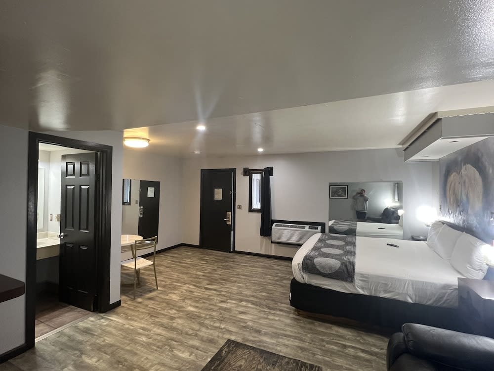 Cindy Lyn Motel 2