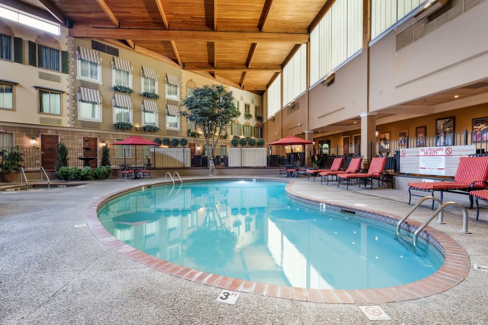 Best Western Plus White Bear Country Inn 1