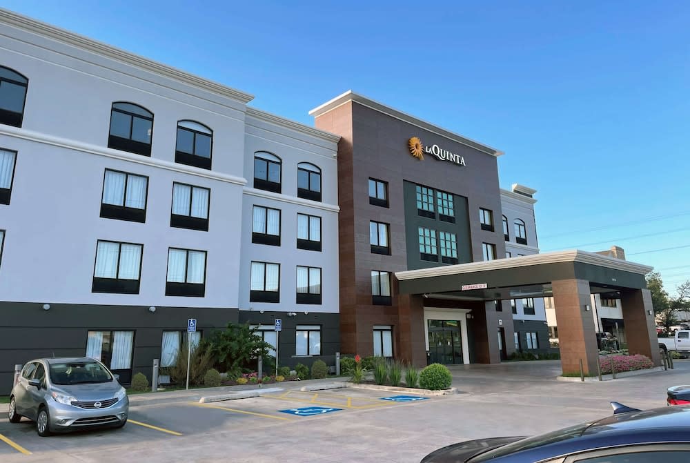 La Quinta Inn & Suites by Wyndham Tulsa Midtown 1
