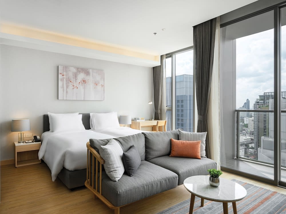 Oakwood Suites Bangkok 1