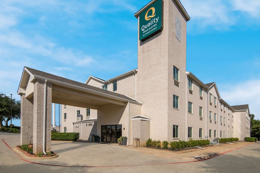 Quality Inn & Suites Roanoke - Fort Worth North 1