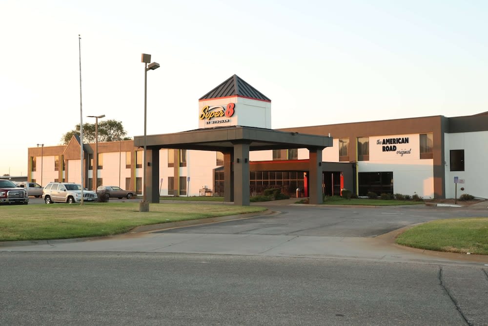 Super 8 by Wyndham Wichita South 1