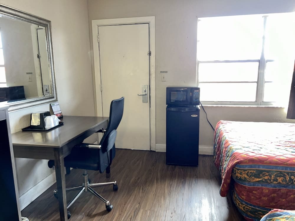 Americas Best Inn and Suites Fort Lauderdale North 5