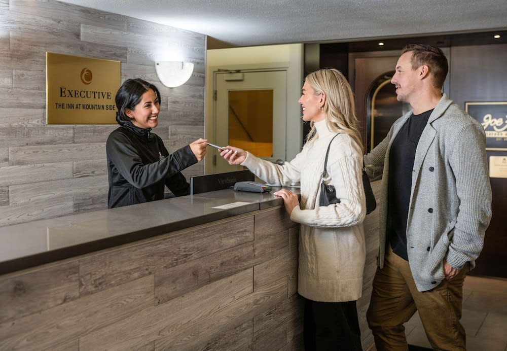 Mountain Side Hotel Whistler by Executive 3