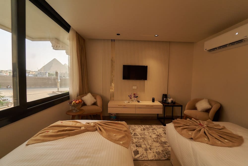 Gold's Pyramids Hotel 1