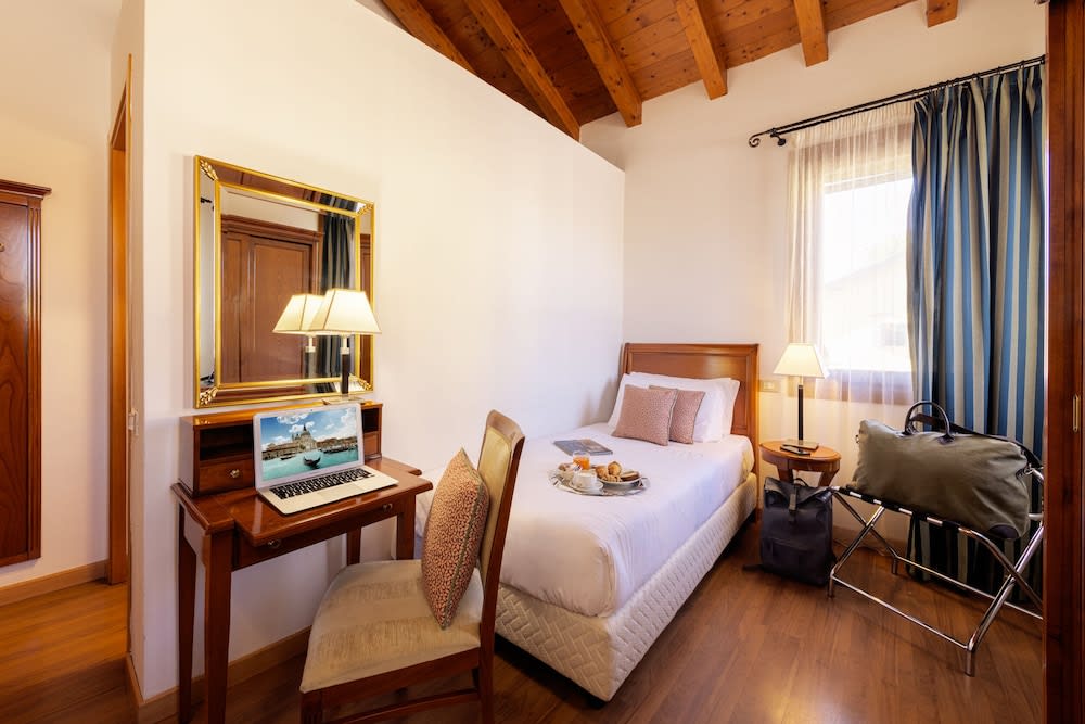 Hotel Venice Resort Airport 5