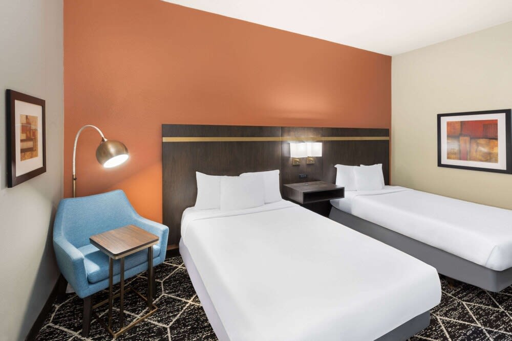 La Quinta by Wyndham Olathe 4