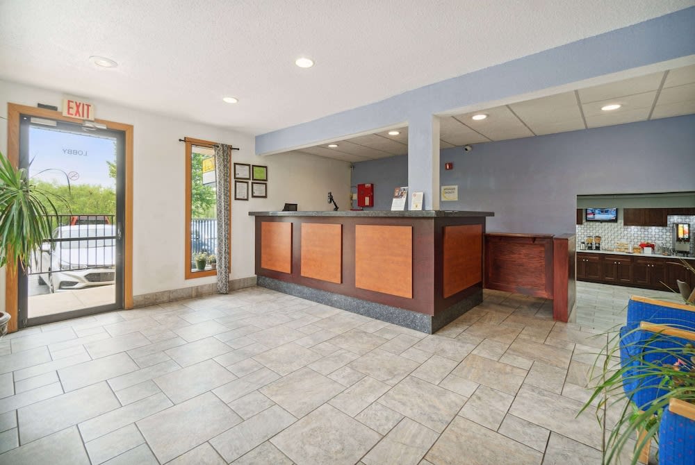 Super 8 by Wyndham Kenosha/Pleasant Prairie 3