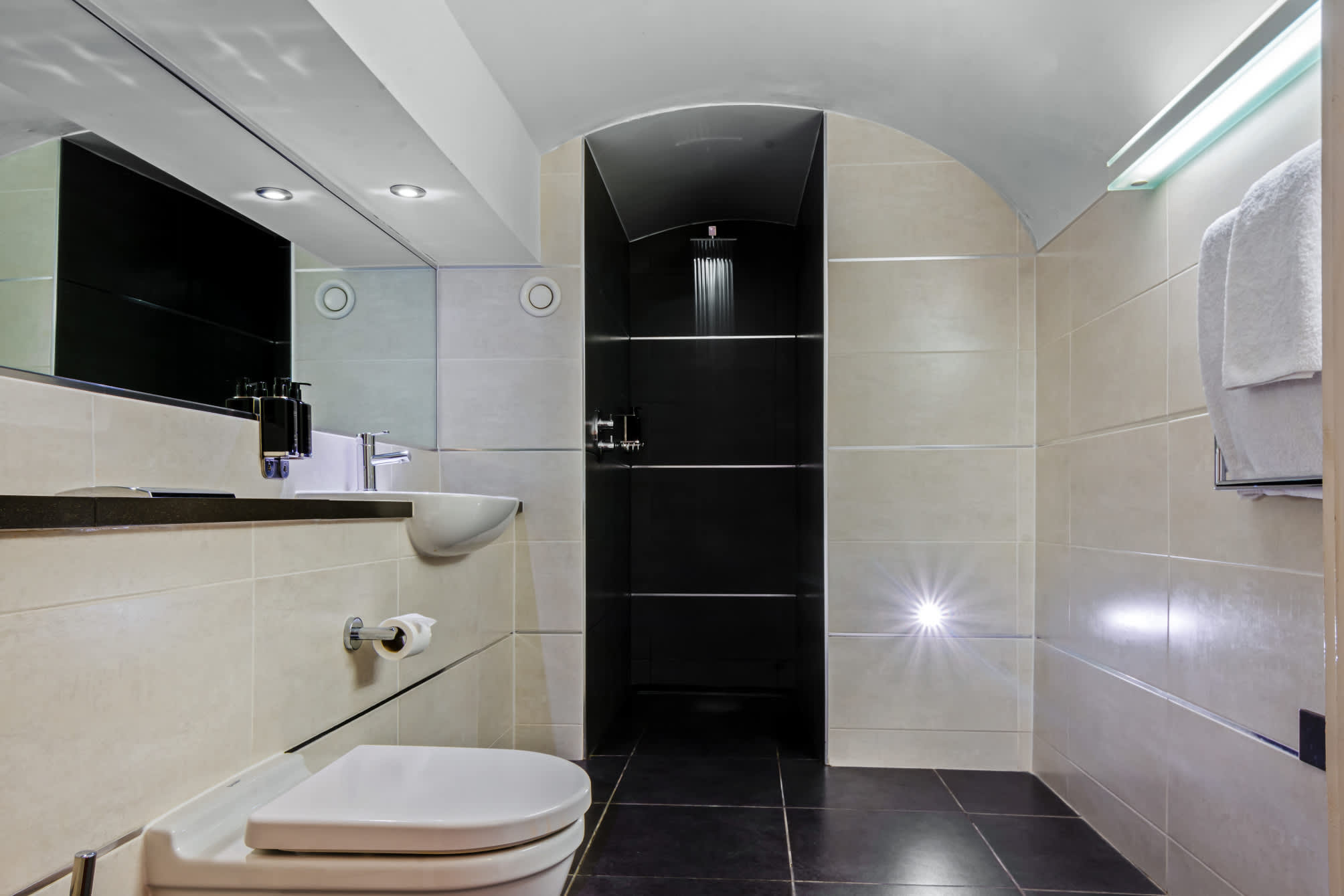 Roomzzz Newcastle City 2