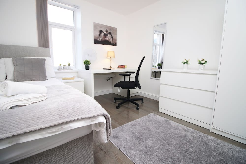 Cardiff Private Double Rooms with Shared Bathroom Wi-Fi and Free On-Street Parking 2