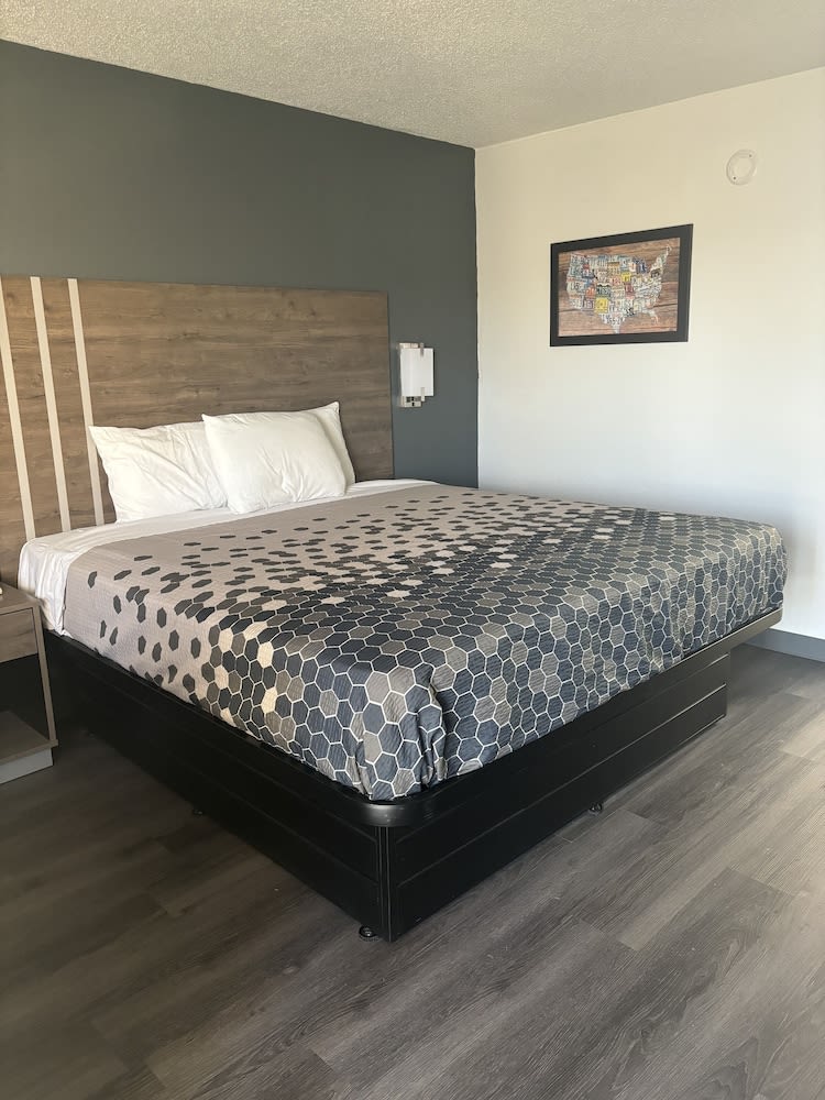 Econo Lodge Calhoun South 2