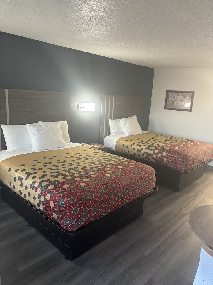 Econo Lodge Calhoun South 1